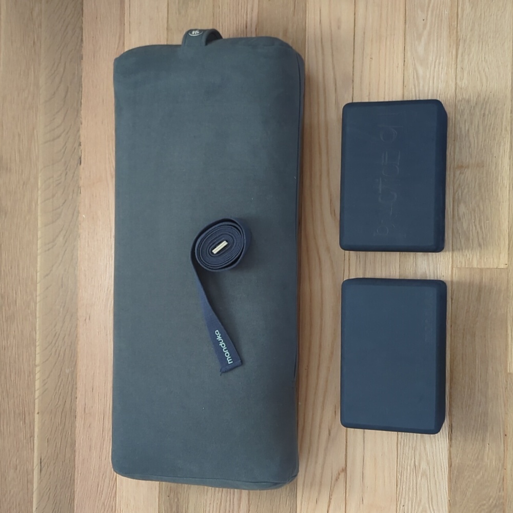 Manduka Yoga Kit (blocks, bolster strap)